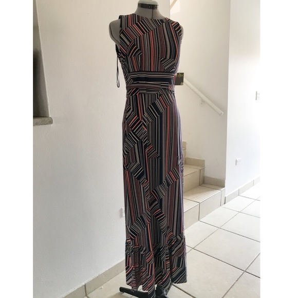 Taylor Dresses & Skirts - Taylor graphic maxi dress